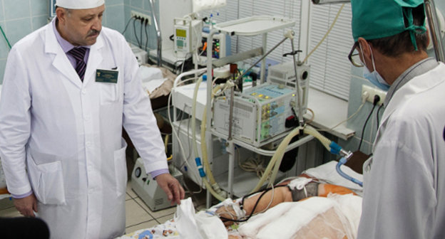 Волгоград, 22 октября 2013 г. Врачи клинической больницы скорой помощи №15 у пострадавшего при теракте. Фото пресс-службы администрации Волгоградской области, http://www.volganet.ru