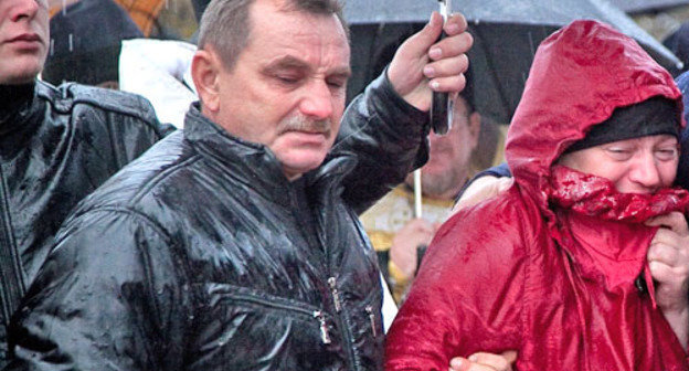 Траурный митинг на месте теракта. Волгоград, 23 октября 2013 г. Фото: Губернатор и правительство Волгоградской области http://volganet.ru/
