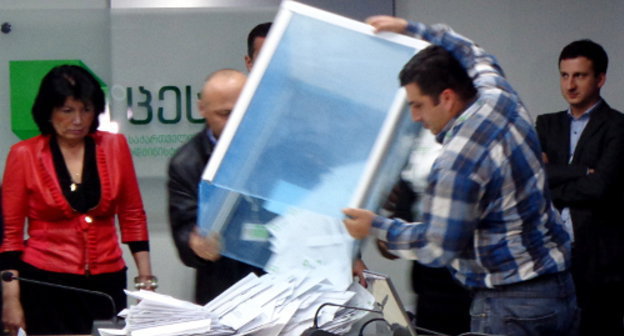 В Центризбиркоме вскрыли избирательную урну для
подсчета бюллетеней грузинских военных, проголосовавших в Афганистане на выборах президента Грузии. Тбилиси, 27 октября 2013 г. Фото Инны Кукуджановой для "Кавказского узла"