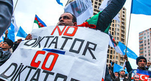 Митинг с требованием отмены результатов президентских выборов. Баку, 27 октября 2013 г. Фото Азиза Каримова для "Кавказского узла" Митинг с требованием отмены результатов президентских выборов. Баку, 27 октября 2013 г. Фото Азиза Каримова для "Кавказского узла"