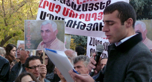 Акция с  требованием раскрыть убийство Грача Мурадяна. Ереван, 29 октября 2013 г. Фото Армине Мартиросян для "Кавказского узла"