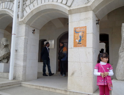 Нагорный Карабах, город Шуши, 3 ноября 2013 г. У входа в Государственный музей искусств, где с 1 по 3 ноября проходил показ анимационных фильмов Ереванского международного фестиваля «РеАнимания-2013». Фото Алвард Григорян для "Кавказского узла"