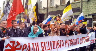Участники акции "Русский марш". Астрахань, 4 ноября 2013 г. Фото Елены Гребенюк для "Кавказского узла" Участники акции "Русский марш". Астрахань, 4 ноября 2013 г. Фото Елены Гребенюк для "Кавказского узла"