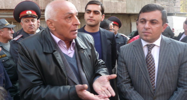 Житель одного из домов по улице Саят-Нова Карен Варданян (слева) и представитель мэрии, начальник второго территориального отдела управления градостроительного и земельного контроля ереванского муниципалитета Армен Григорян. Ереван, 4 ноября 2013 г. Фото Армине Мартиросян для "Кавказского узла"