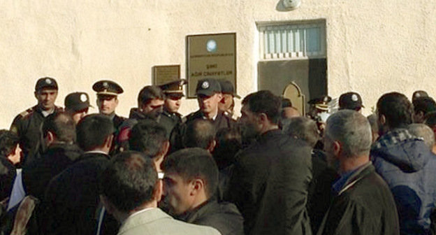 Город Шеки, Азербайджан, 4 ноября, 2013 г. Родственники обвиняемых в беспорядках в Исмаиллы 23-24 января, журналисты, правозащитники, оппозиционные активисты собрались перед зданием Шекинского суда по тяжким преступлениям. Фото Парваны Байрамовой для "Кавказского узла"