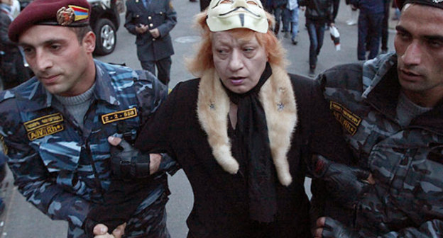 Полиция задерживает участницу "Марша миллиона масок". Ереван, 5 ноября 2013 г. Фото: © PanARMENIAN Photo/Hrant Khachatryan