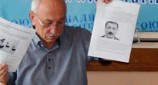 Глава Союза журналистов Дагестана Али Камалов с портретом депутата Шамиля Исаева на пресс-конференции, посвященной ходу расследования убийства учредителя газеты "Черновик" Хаджимурада Камалова. Махачкала, 26 июня 2013 г. Фото "Кавказского узла"