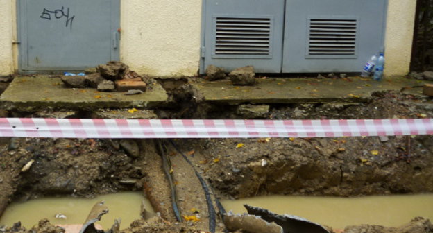 Траншея на одной из улиц Сочи. Октябрь 2013 г. Фото светланы Кравченко для "Кавказского узла"