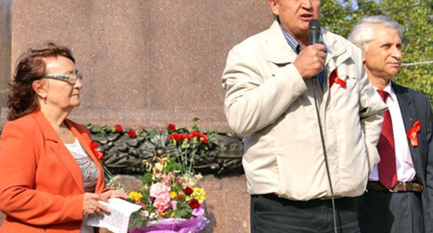 Игорь Васильев выступает во время митинга, посвященного 96-й годовщине Октябрьской революции. Слева - Людмила Шестак, справа - Юрий Дзагания. Сочи, 7 ноября 2013 г. Фото предоставлено организаторами митинга
