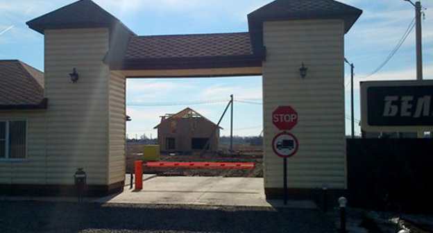 Строительство коттеджного поселка "Белая дача" в Волго-Ахтубинской пойме. Сентябрь 2012 г. Фото: http://domnavolge.net/volgograd/kottedzhi-34/kottedzhnyjj-poselok-belaya-dacha-ryadom-s-volgogradom-prodazha-kottedzhejj-taunkhausov-i-dupelkhausov.html