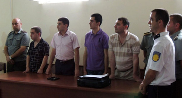 В зале заседаний суда первой инстанции во время вынесения приговора по делу о шпионаже. Подсудимый Рафаел Авагян (второй слева), за ним слева направо: адвокат Эрик Бегларян, подсудимый Давид Барсегян, адвокат Аркадий Исраэлян. Нагорный Карабах, Степанакерт, 23 июля 2013 г. 