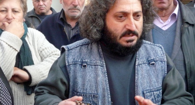 Жители домов, расположенных на центральных улицах Еревана, выступают против строительства многофункционального комплекса в их дворе. 4 ноября 2013 г. Фото Армине Мартиросян для "Кавказского узла"