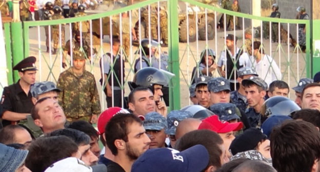 Беспорядки в Карамане. Дагестан, Кумторкалинский район, 21 августа 2013 г. Фото Мурада Мурадова для "Кавказского узла" 