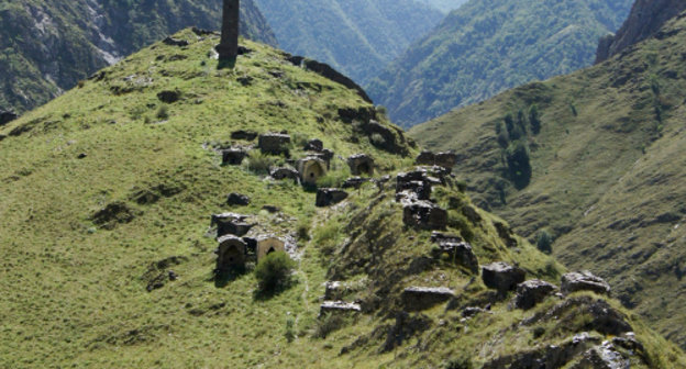 Некрополь Цой-Педе. Чечня, Итум-Калинский район, ущелье Малхисте, август 2013 г. Фото Рашида Мамаева для "Кавказского узла"