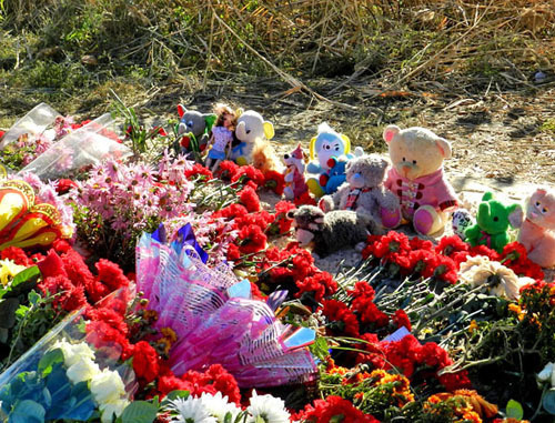 Цветы и игрушки на месте теракта в Волгограде. 24 октября 2013 г. Фото Татьяны Филимоновой для "Кавказского узла"