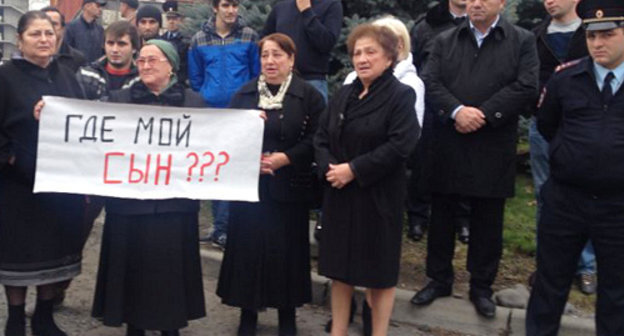 Митинг родственников и знакомых Руслана Макоева, задержанного по подозрению в убийстве Олега Озиева. Северная Осетия, Владикавказ, 12 ноября 2013 г. Фото: http://region15.ru/news/2013/11/12/13-51