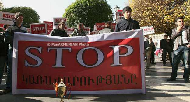 Армения, Ереван,  15 ноября 2013 г. Шествие членов студенческого союза "Никол Агбалян" с выражением недоверия правительству. Фото: © PanARMENIAN Photo/Hrant Khachatryan
