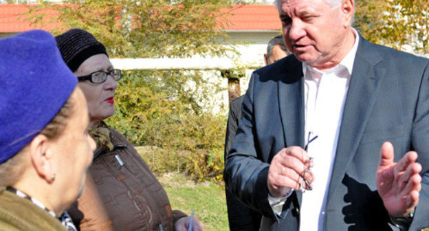 Михаил Столяров во время встречи с жителями города. Фото http://news.astrgorod.ru/