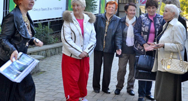 Жители улицы Горького во время схода потребовали отменить планы строительства 14-этажного офисного здания на площадке, вплотную прилегающей к их домам. Сочи, 14 ноября 2013 г. Фото Светланы Кравченко для "Кавказского узла"