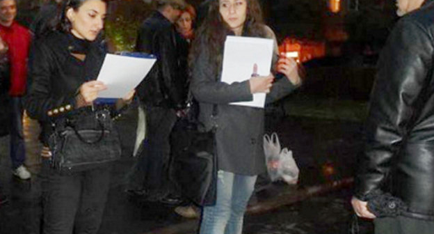 Cбор подписей за изменение меры пресечения артисту Вардану Петросяну. Ереван, 11 ноября 2013 г. Фото: http://pastinfo.am