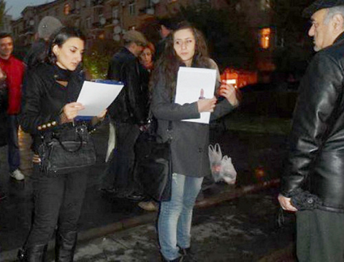 Cбор подписей за изменение меры пресечения артисту Вардану Петросяну. Ереван, 11 ноября 2013 г. Фото: http://pastinfo.am