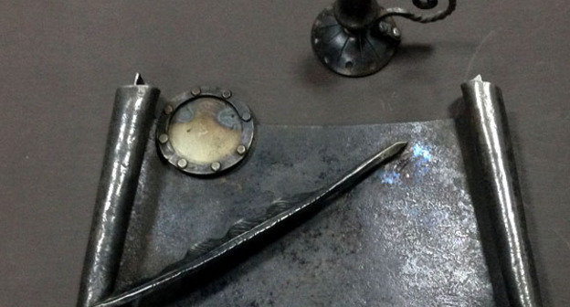 Выставка художественной ковки Данияла Сурхаева открылась в Махачкале. На снимке: одна из работ "Что написано пером - не вырубишь топором". 16 ноября 2013 г. Фото Алиды Алиевой для "Кавказского узла"