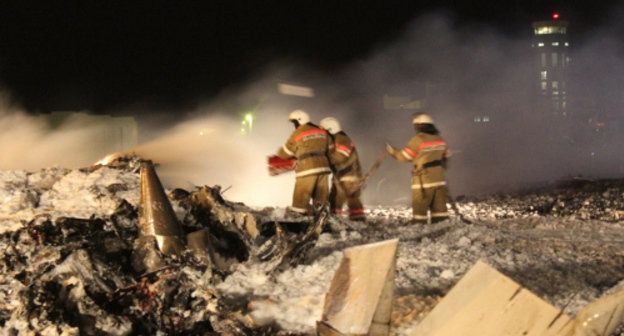 На месте крушения Боинга-737 в Казани. 17 ноября 2013 г. Фото пресс-службы МЧС РФ, http://www.mchs.gov.ru