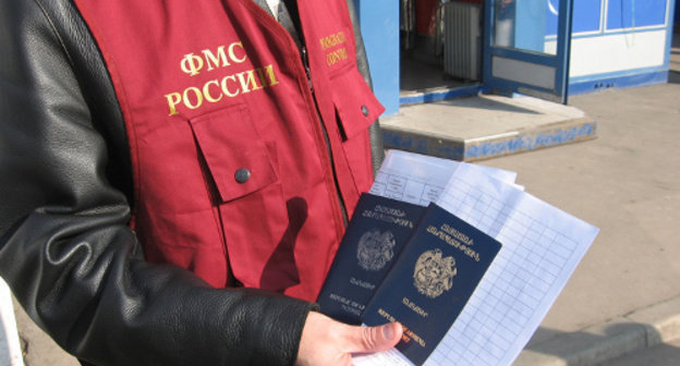 Сотрудник ФМС. Фото: 
© Пресс-служба ФМС России