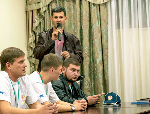Во время первой встречи участников  молодежной бизнес-сессии "Touristic Start up" в горном поселке Армхи 15 ноября 2013 г. Выступает блогер из Чечни Заур Цицаев. Фото Тимура Агирова, http://timag82.livejournal.com