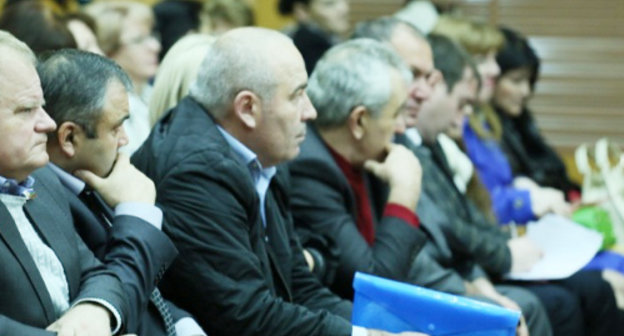 КЧР, Черкесск, 19 ноября 2013 г.  Участники общественных слушаний по республиканскому бюджету на 2014 год. Фото пресс-службы Главы и Правительства
Карачаево-Черкесской Республики, http://www.kchr.ru/news/detailed/13403