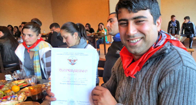 Геворгу Бархударян из села Саратак Кашатагского района вручили грамоту за активное участие во второй Молодежном форуме-2013. Нагорный Карабах, село Ванк, Мартакертский район, 18 ноября 2013 г. Фото Алвард Григорян для "Кавказского узла"
