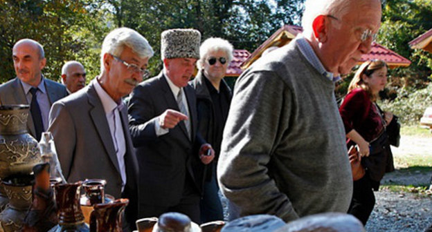 Нихад Юнис (справа) в составе делегации адыгов во время визита в Краснодарский край. 16 октября 2013 г. Фото Владимира Аносова, ЮГА.ру