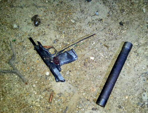 Пистолет Стечкина, обнаруженный на месте взрыва самодельной бомбы. Махачкала. 23 ноября 2013 г. Фото http://nac.gov.ru/