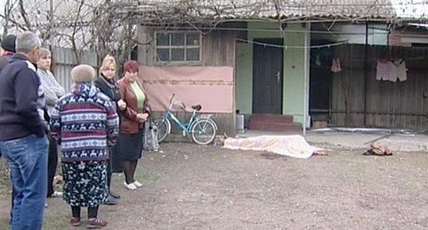 У дома, принадлежавшего погибшей семье в станице Староминская Краснодарского края. 16 ноября 2013 г. Кадр из видеосюжета телеканала «Девятый канал Кубань», http://9tv.ru 