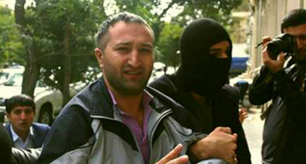 Парвиза Гашимли доставляют в Сабаильский районный суд. Баку, 7 ноября 2013 г. Кадр из видеоcрепортажа Obyektiv.tv