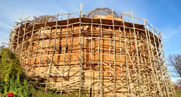 Строительство Соборной церкви Покрова Пресвятой Богородицы в Степанакерте. Нагорный Карабах, 27 ноября 2013 г. Фото Алвард Григорян для "Кавказского узла"