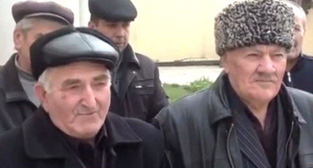 Аксакалы села Храх-Уба в Хачмансском районе Азербайджана. Кадр из видео с www.youtube.com