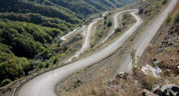 Шоссе Горис - Степанакерт, единственная автомагистраль, соединяющая Нагорный Карабах с внешним миром через Армению. Октябрь 2012 г. Фото Алвард Григорян для "Кавказского узла"