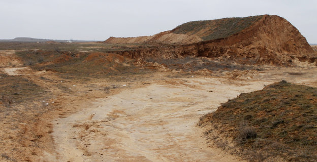 Остатки бугра Бэра после добычи в нем глины военными строителями в окрестностях села Житного Икрянинского района Астраханской области. 23 февраля 2013 г. Фото Андрея Дегтярева