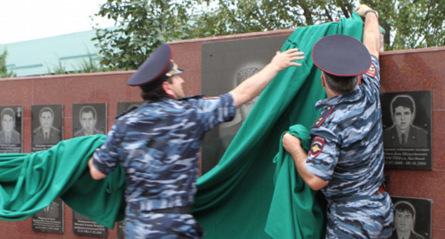 Открытие мемориала погибшим сотрудникам ОМВД РФ по Шатойскому району. Фото: http://95.mvd.ru/press/photo/Otkritie_memoriala_pogibshim_sotrudnikam