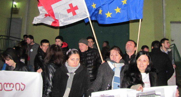 Тбилиси, 30 ноября 2013 г. Акция в поддержку экс-премьера Грузии Вано Мерабишвили перед зданием тюрьмы в районе Исани. Фото Марины Букия для "Кавказского узла"