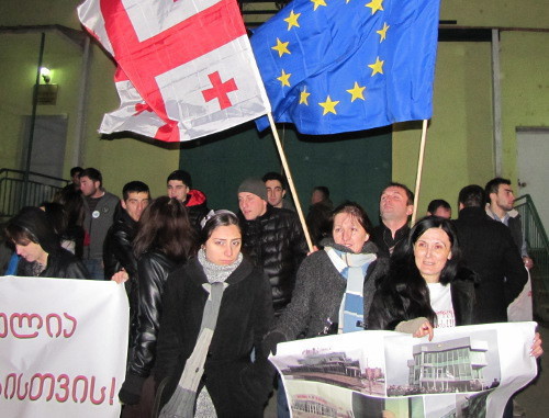 Тбилиси, 30 ноября 2013 г. Акция в поддержку экс-премьера Грузии Вано Мерабишвили перед зданием тюрьмы в районе Исани. Фото Марины Букия для "Кавказского узла"