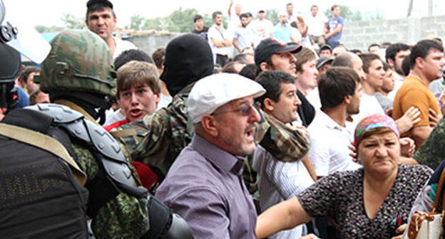 Беспорядки в Карамане. Дагестан, Кумторкалинский район, 21 августа 2013 г. Фото Руслана Алибекова, http://chernovik.net/