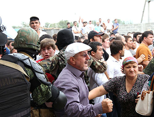 Беспорядки в Карамане. Дагестан, Кумторкалинский район, 21 августа 2013 г. Фото Руслана Алибекова, http://chernovik.net/