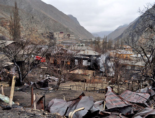 На месте пожара в поселке Мизур Северной Осетии. 17 марта 2013 г. Фото: МЧС России http://www.mchs.ru/