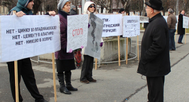 Участники пикета против деятельности металлургического предприятия "Электроцинк". Северная Осетия, Владикавказ, 1 декабря 2013 г. Фото Эммы Марзоевой для "Кавказского узла"