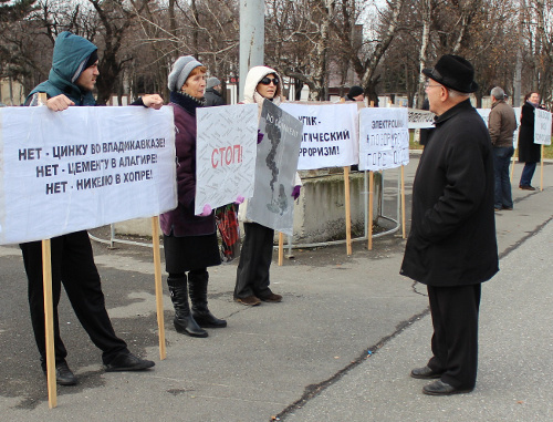 Участники пикета против деятельности металлургического предприятия "Электроцинк". Северная Осетия, Владикавказ, 1 декабря 2013 г. Фото Эммы Марзоевой для "Кавказского узла"
