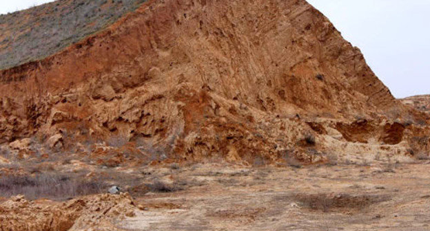 Бугор Бэра, глина из которого была использована в строительстве дороги к базе отдыха «Житное». Астраханская область, 23 февраля 2013 г. Фото Вячеслава Ященко для "Кавказского узла"
