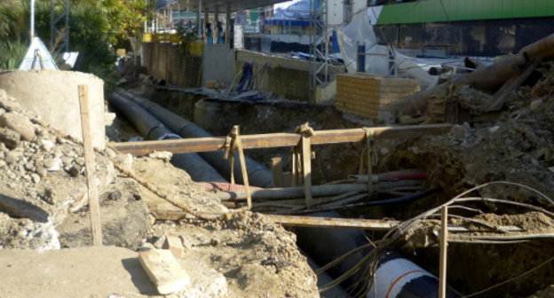 Реконструкция теплотрассы на улице Северной в Сочи. Ноябрь 2013 г. Фото Светланы Кравченко для "Кавказского узла"