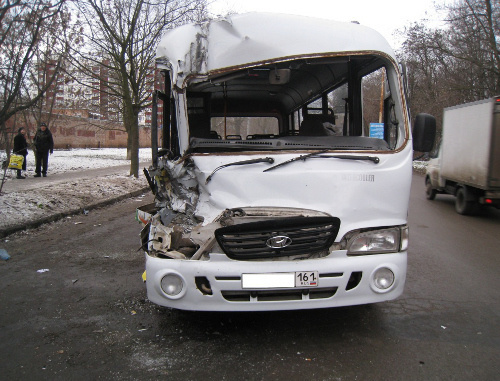 Последствие ДТП с участием микроавтобуса и грузовика в Ростове-на-Дону 5 декабря 2013 г. Фото пресс-службы ГИБДД, http://www.gibdd.ru/r/61/accident/394829